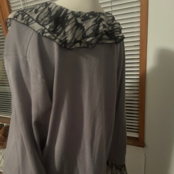 Fred David Gray Faux ruffle collar and sleeves faux button sweater, size 1X - Picture 4 of 5